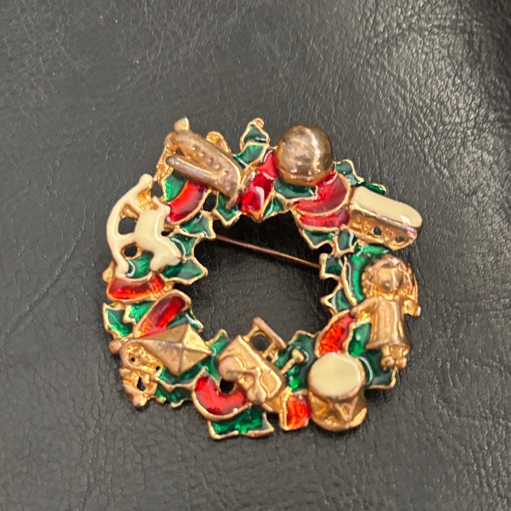 Festive Gold and Red green enamel Christmas Wreath Brooch